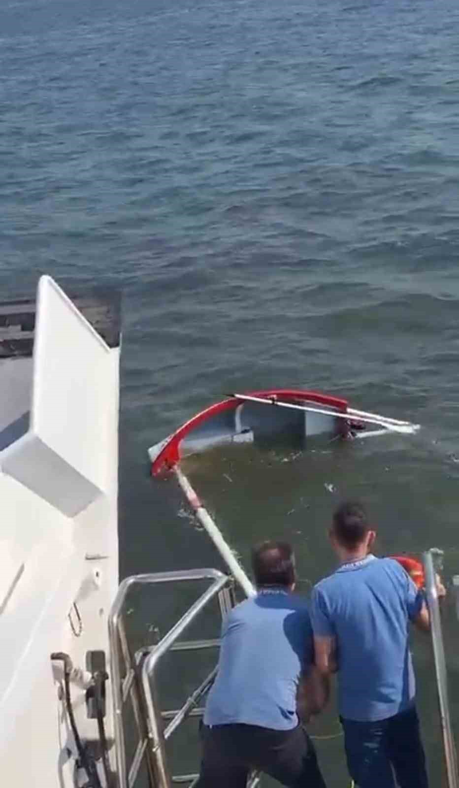 İzmir Körfezi’nde teknesi alabora olan denizci böyle kurtarıldı 