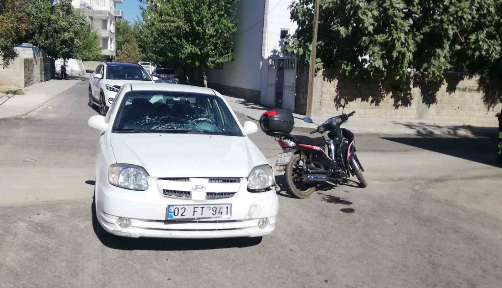 Motosiklet ile otomobil çarpıştı:  2 yaralı