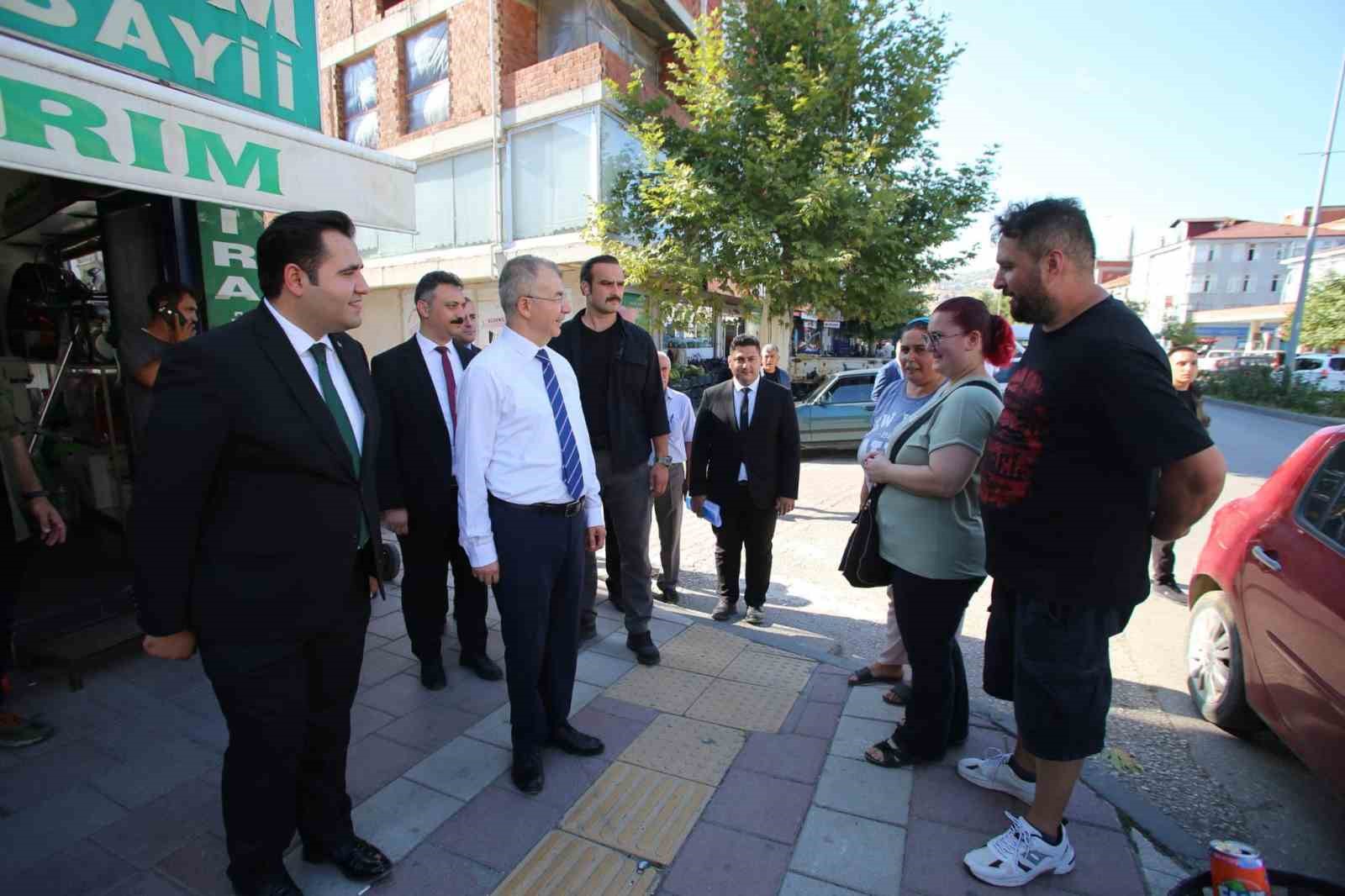 Vali Doruk, fırında ekmek pişirdi