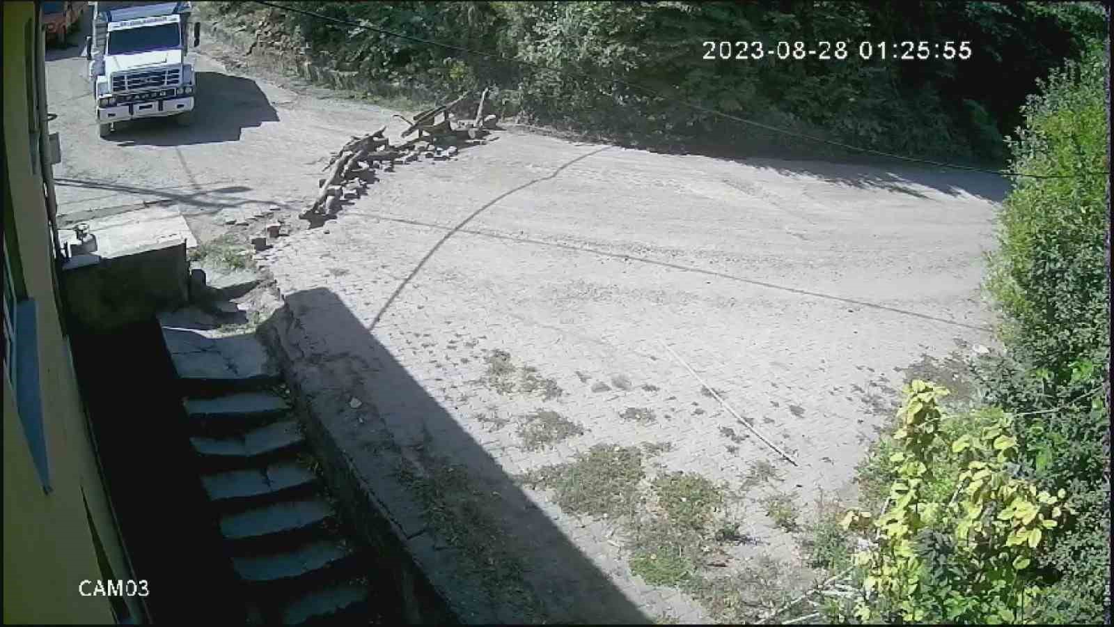 Mahalleli ağır tonajlı ara&ccedil;lardan bozulan yolu barikat kurarak trafiğe kapattı
