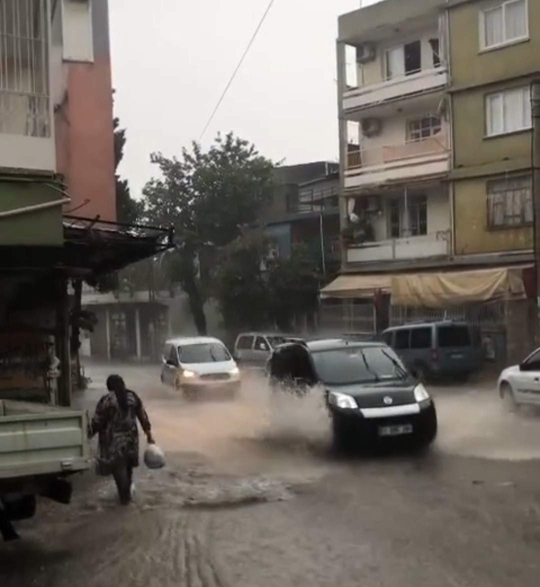 Adana&rsquo;da kuvvetli yağış ve r&uuml;zgar hayatı olumsuz etkiledi

