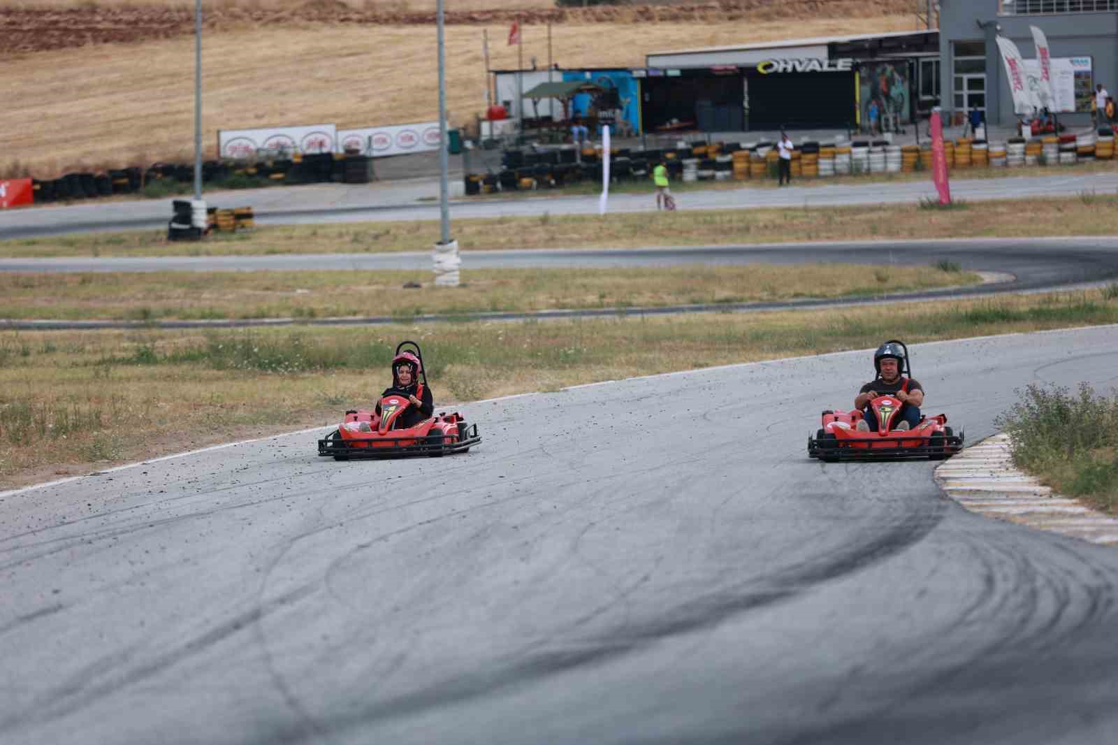 Uşak&rsquo;ta aileler kartingde kıyasıya yarıştı
