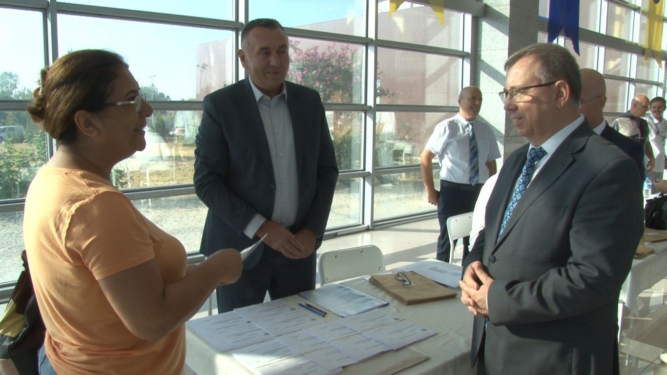 &Uuml;&ccedil; &ccedil;ocuk annesi 53 yaşındaki depremzede zorlukları aşarak &uuml;niversiteye kaydını yaptırdı
