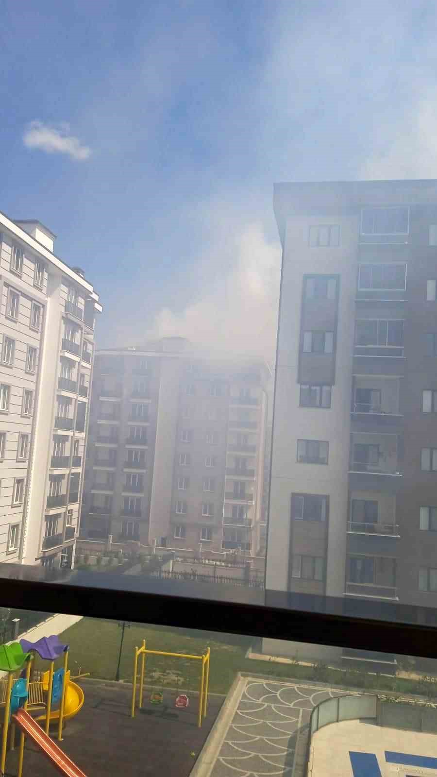 Silivri’de bir binanın çatısında çıkan yangın paniğe neden oldu
