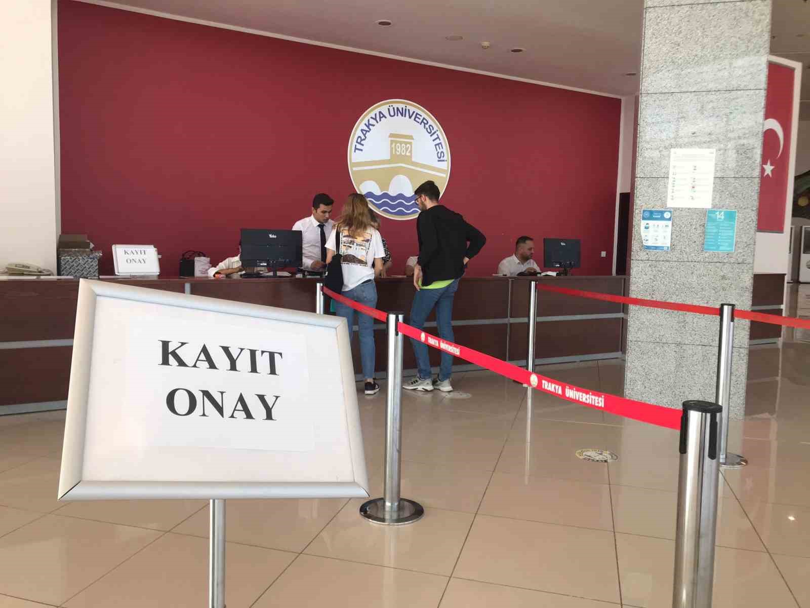 80 yaşında &uuml;niversiteye kaydını yaptırdı
