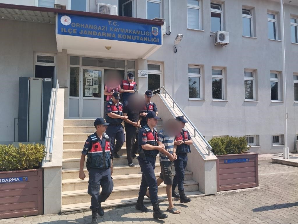 Bursa’da trafik levhalarını çalan hırsızlar tutuklandı 