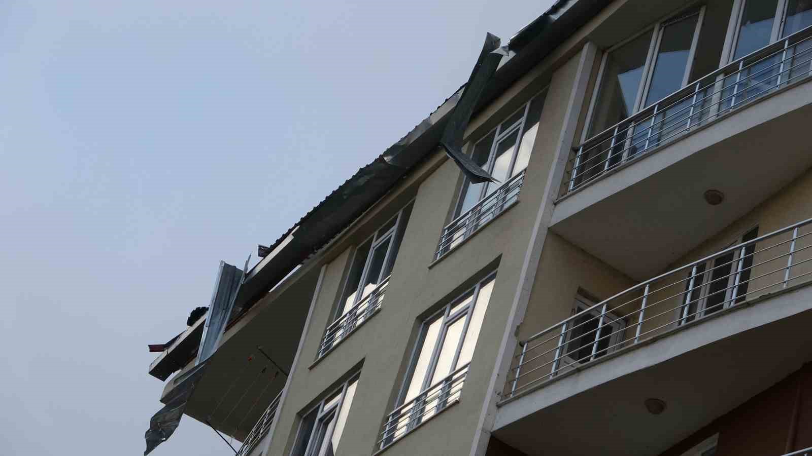 Ardahan&rsquo;da hortum, &ccedil;atılar u&ccedil;tu, ara&ccedil;lar zarar g&ouml;rd&uuml;
