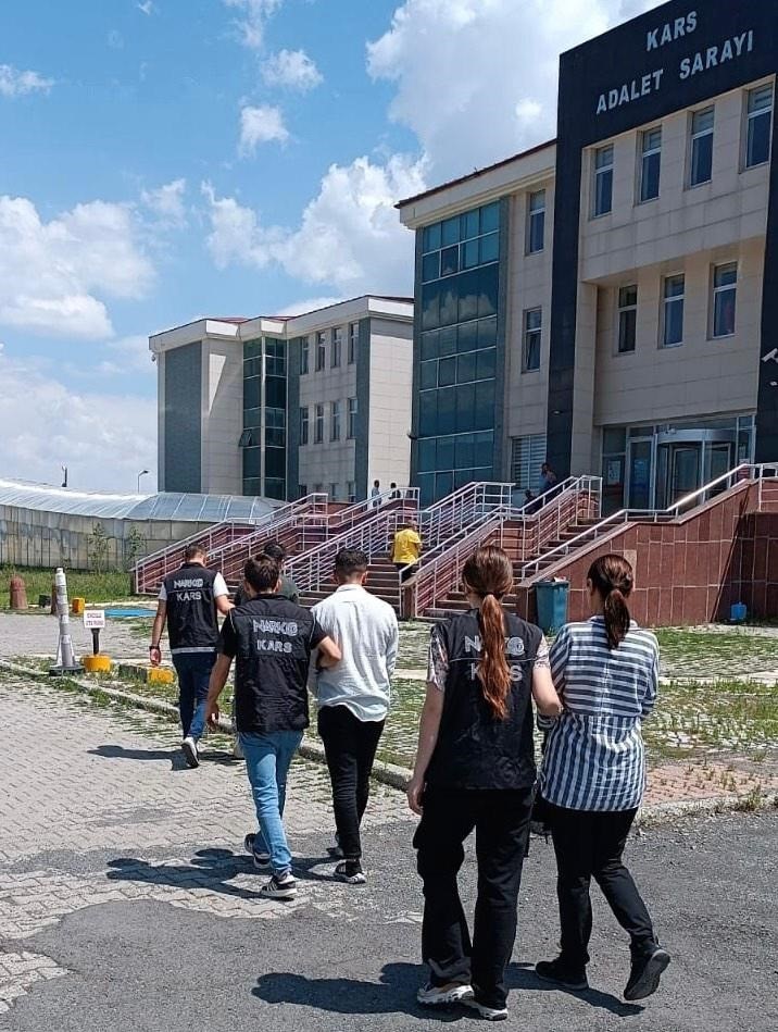 Kars&rsquo;ta uyuşturucu tacirleri &ccedil;&ouml;kertildi
