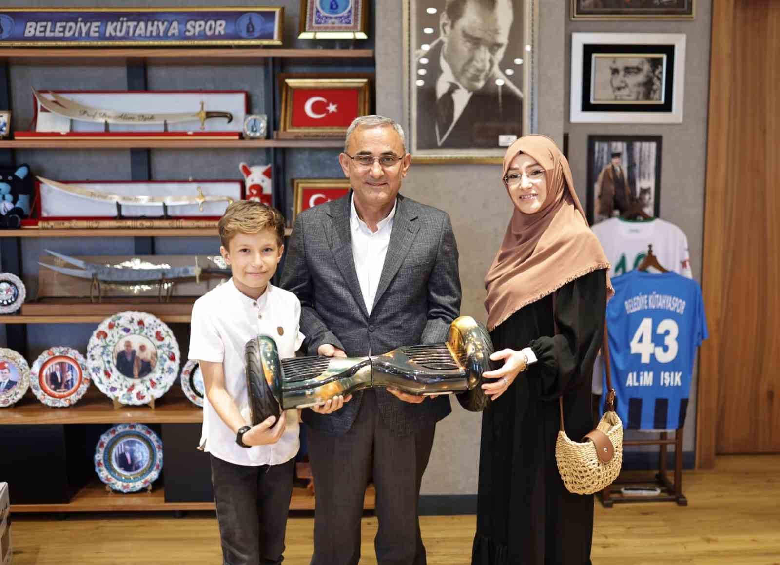 Başkan Işık’tan minik Ömer Faruk’a elektrikli kaykay