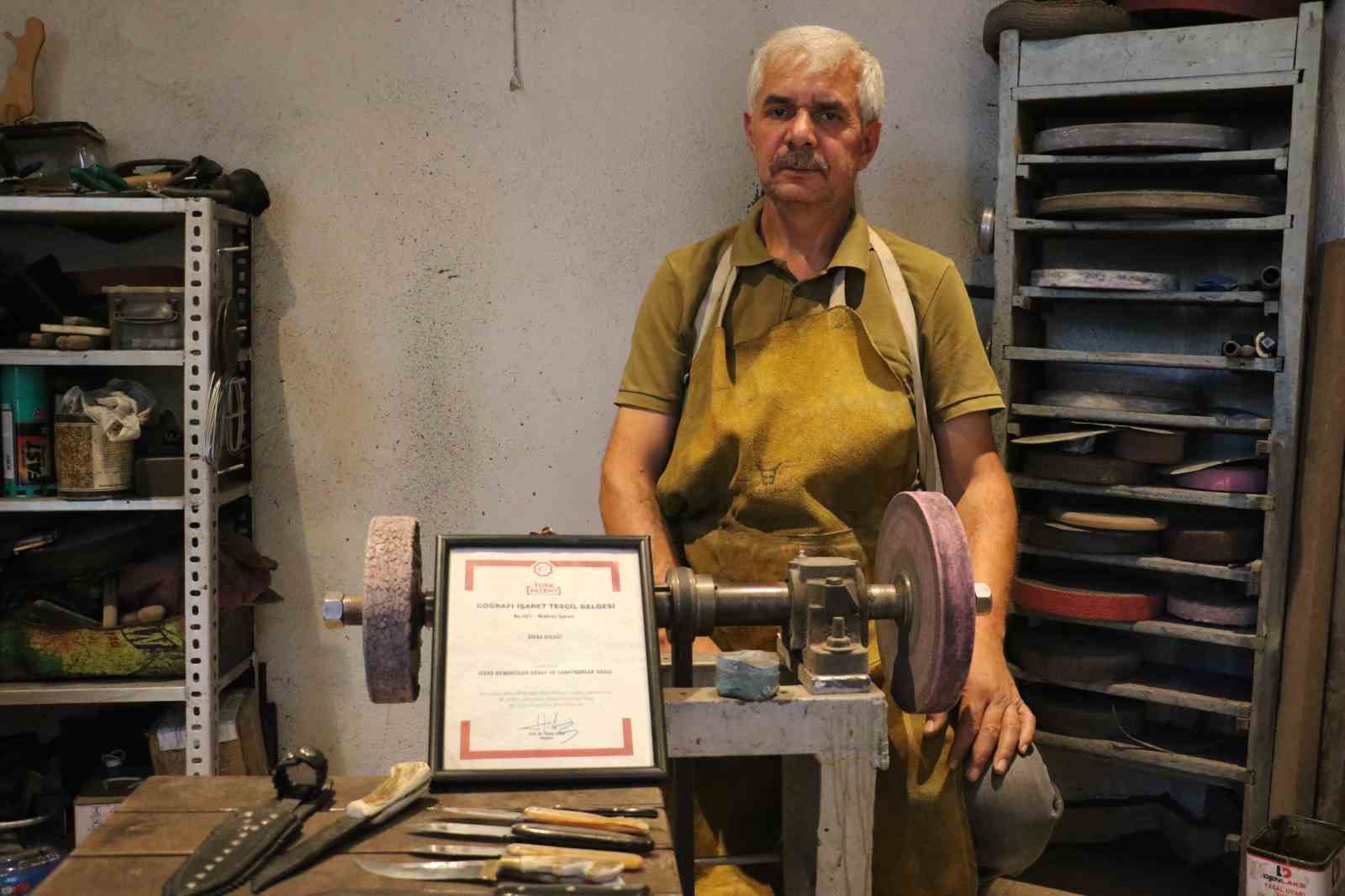 İnşaat &ccedil;ivisini kesip ağzı hi&ccedil; bozulmadan kağıdı da kesebiliyor
