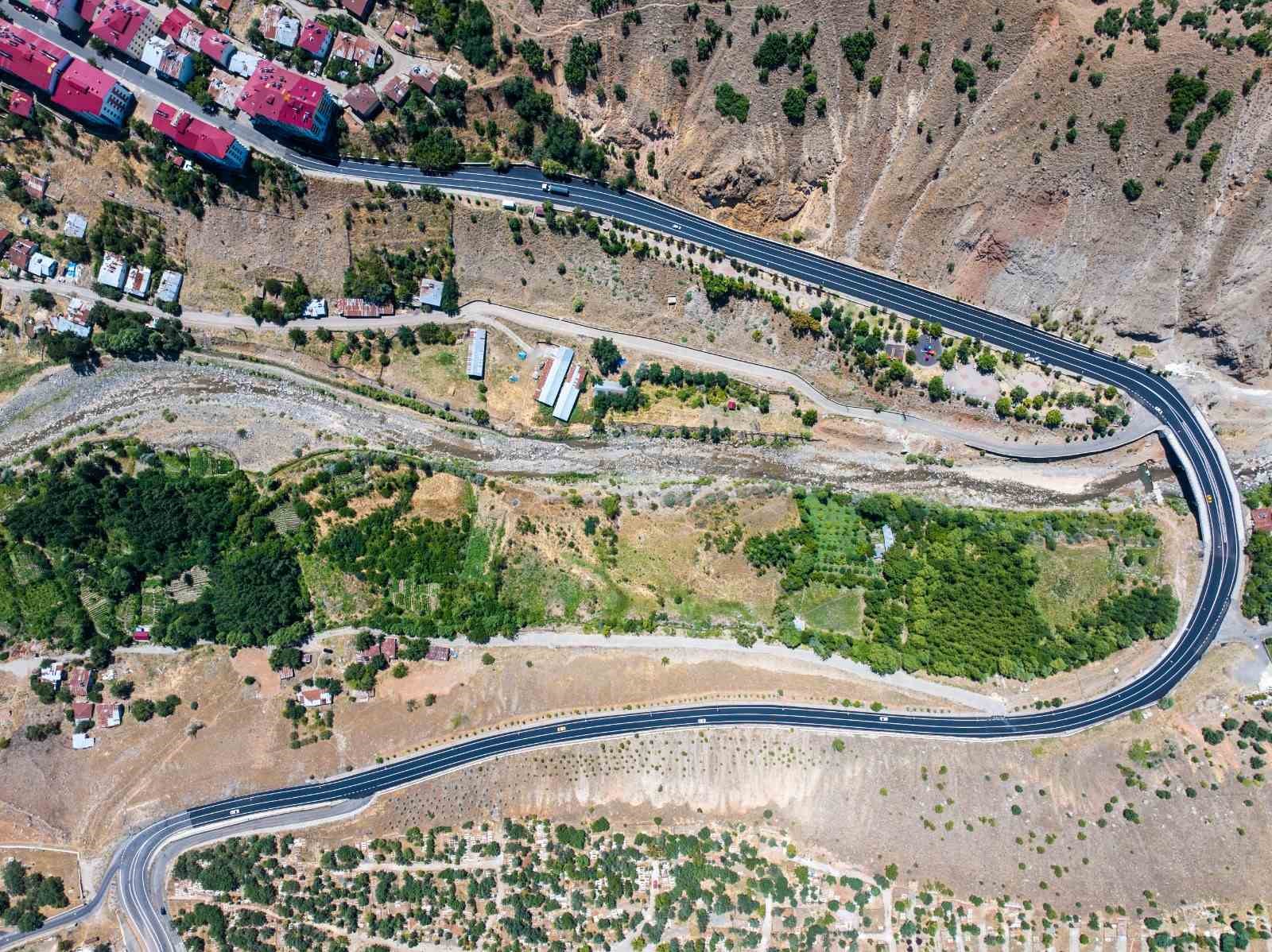 Bing&ouml;l Belediyesi yolları kendi &uuml;rettiği asfaltla yeniliyor
