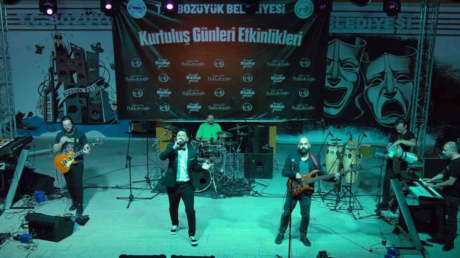 Bozüyük’te Kurtuluş Günleri Konserleri’nde Yunus Emre Sert ve Osman Savaş sevenleriyle buluştu
