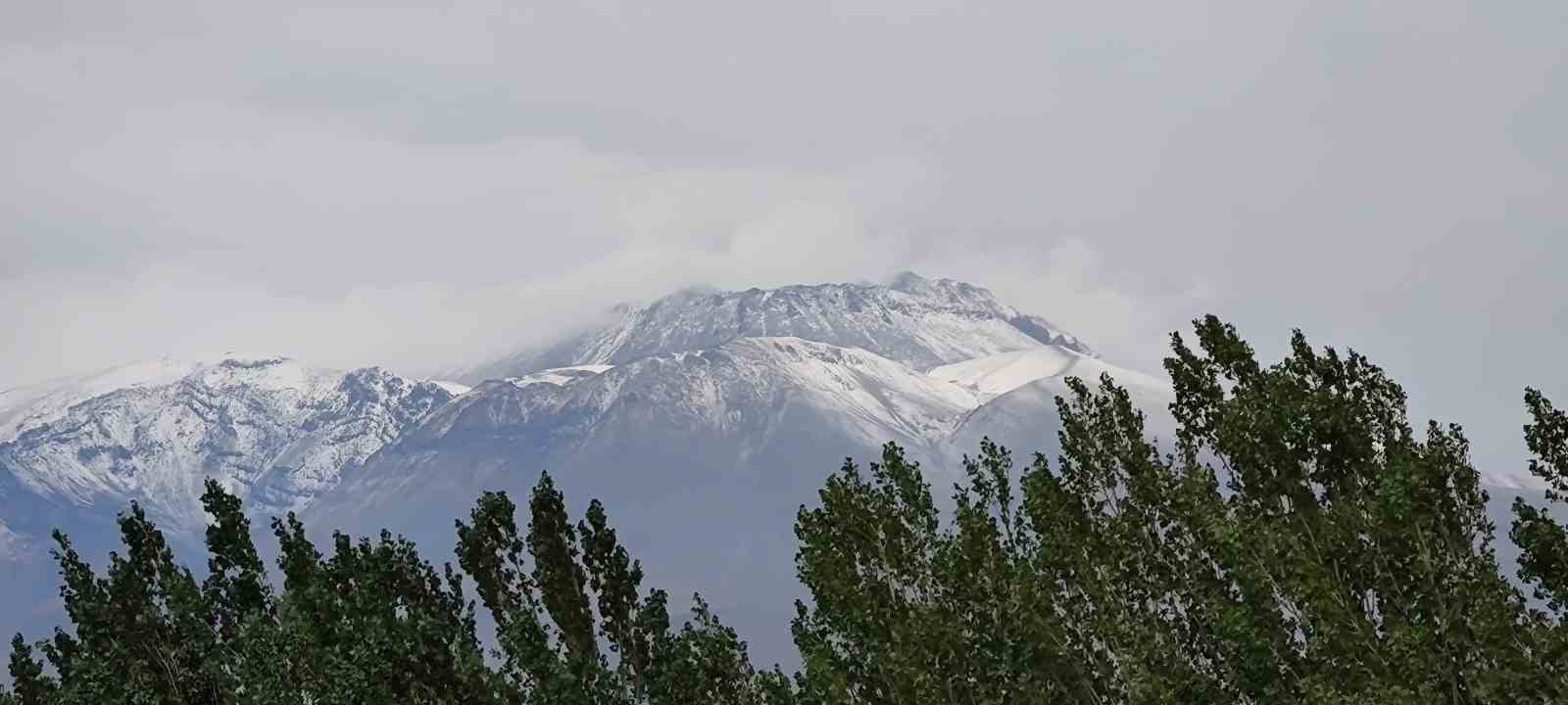 Ağustos ayında Süphan Dağı’nın zirvesine kar yağdı