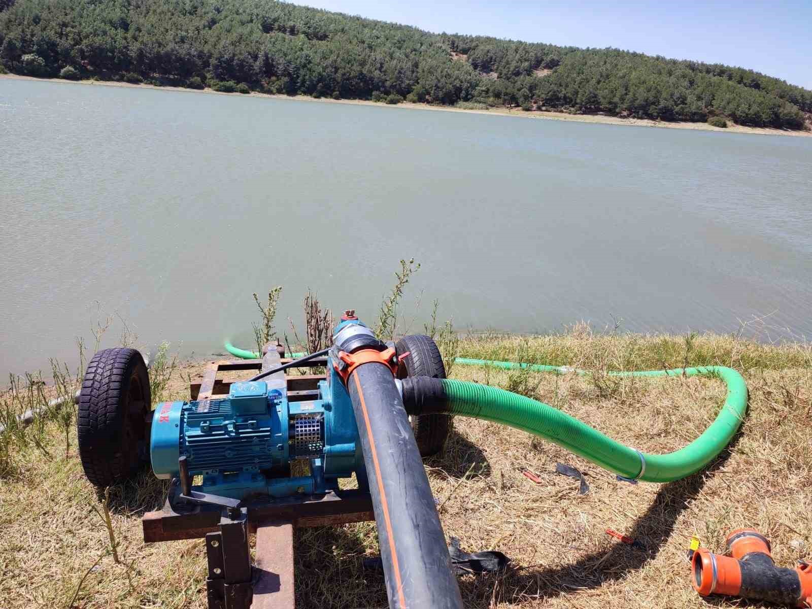 Bu &ccedil;ift&ccedil;i tarlasını taşınabilir g&uuml;neş enerjisiyle suluyor
