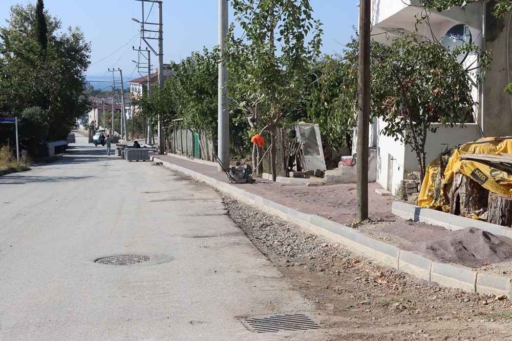 Şehit Murat Peltek Caddesi’nde kaldırım çalışması