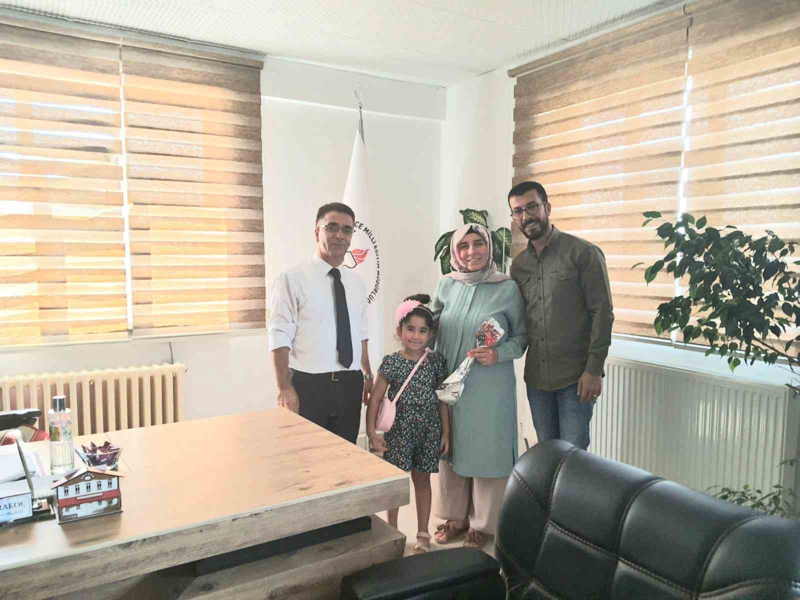 Hamur&rsquo;da yeni &ouml;ğretmenlere g&uuml;l ve ikram
