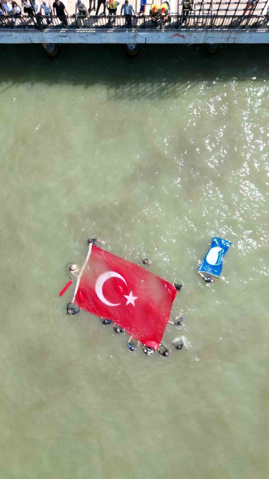 Denizde çöp toplama etkinliği: Türk bayrağı açtılar