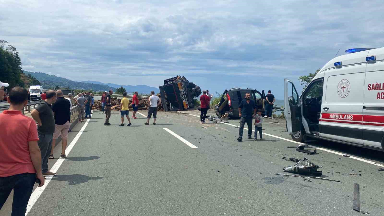 Rize’de odun yüklü tır yola devrildi: 2 yaralı