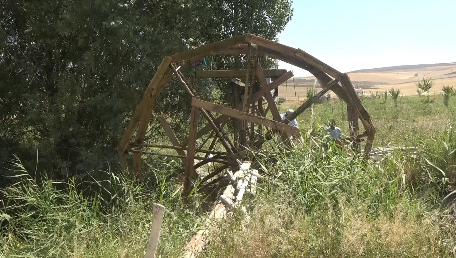 Mazotsuz ve elektriksiz tarlasına su çekmenin yolunu buldu