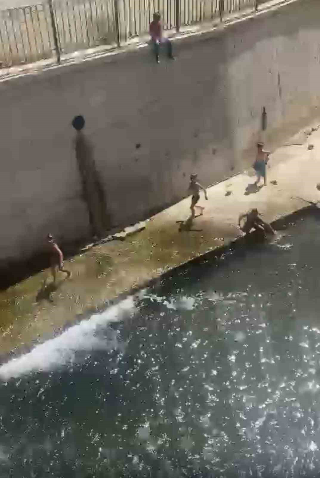 Derede y&uuml;zen &ccedil;ocuklara havuz s&uuml;rprizi
