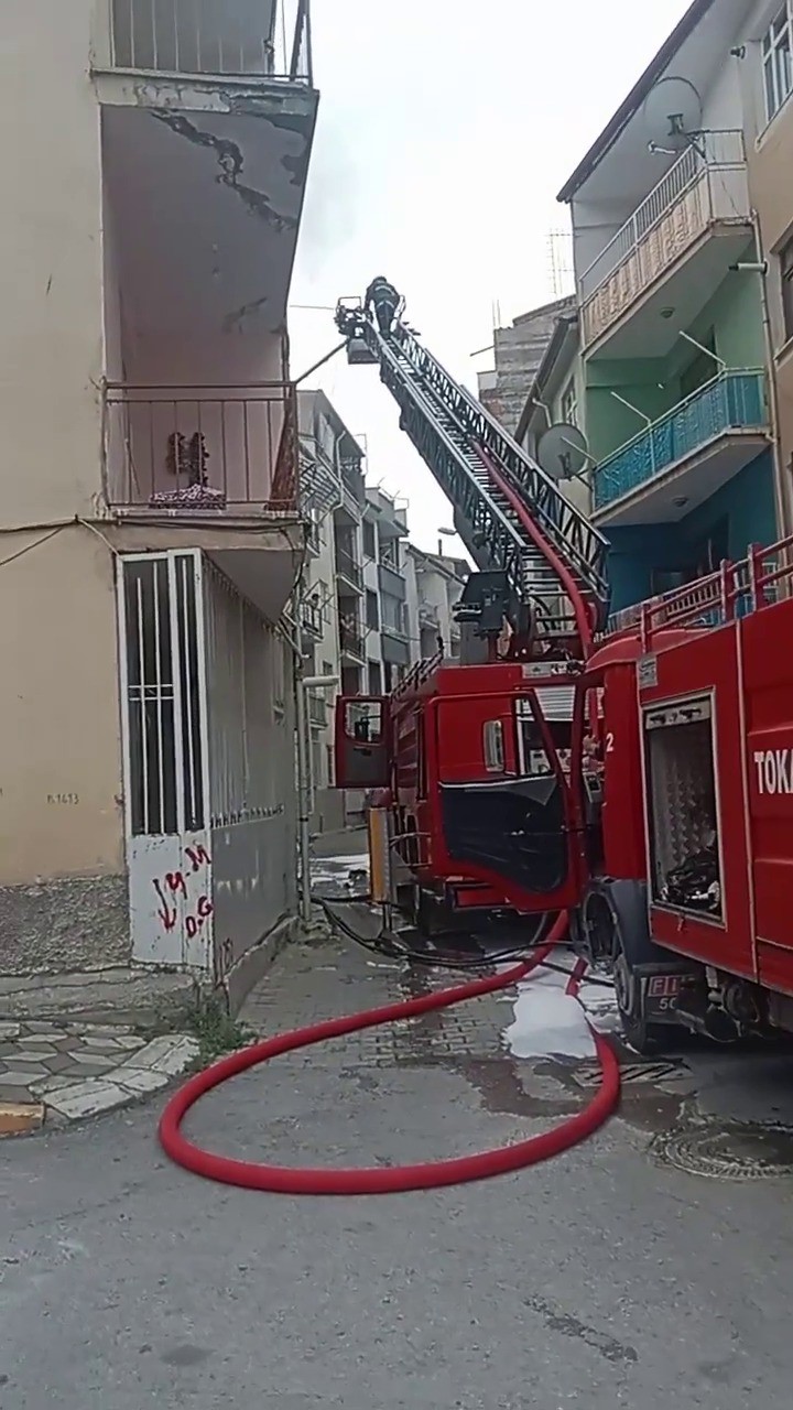 Apartman dairesinde çıkan yangın maddi hasara neden oldu