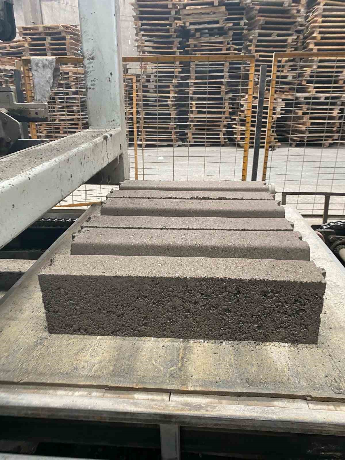 ER&Uuml; ile AG&Uuml; &Ouml;ğretim &Uuml;yeleri, &Ccedil;imentosuz D&uuml;ş&uuml;k Karbon Salınımlı Yapı Malzemesi &Uuml;retti
