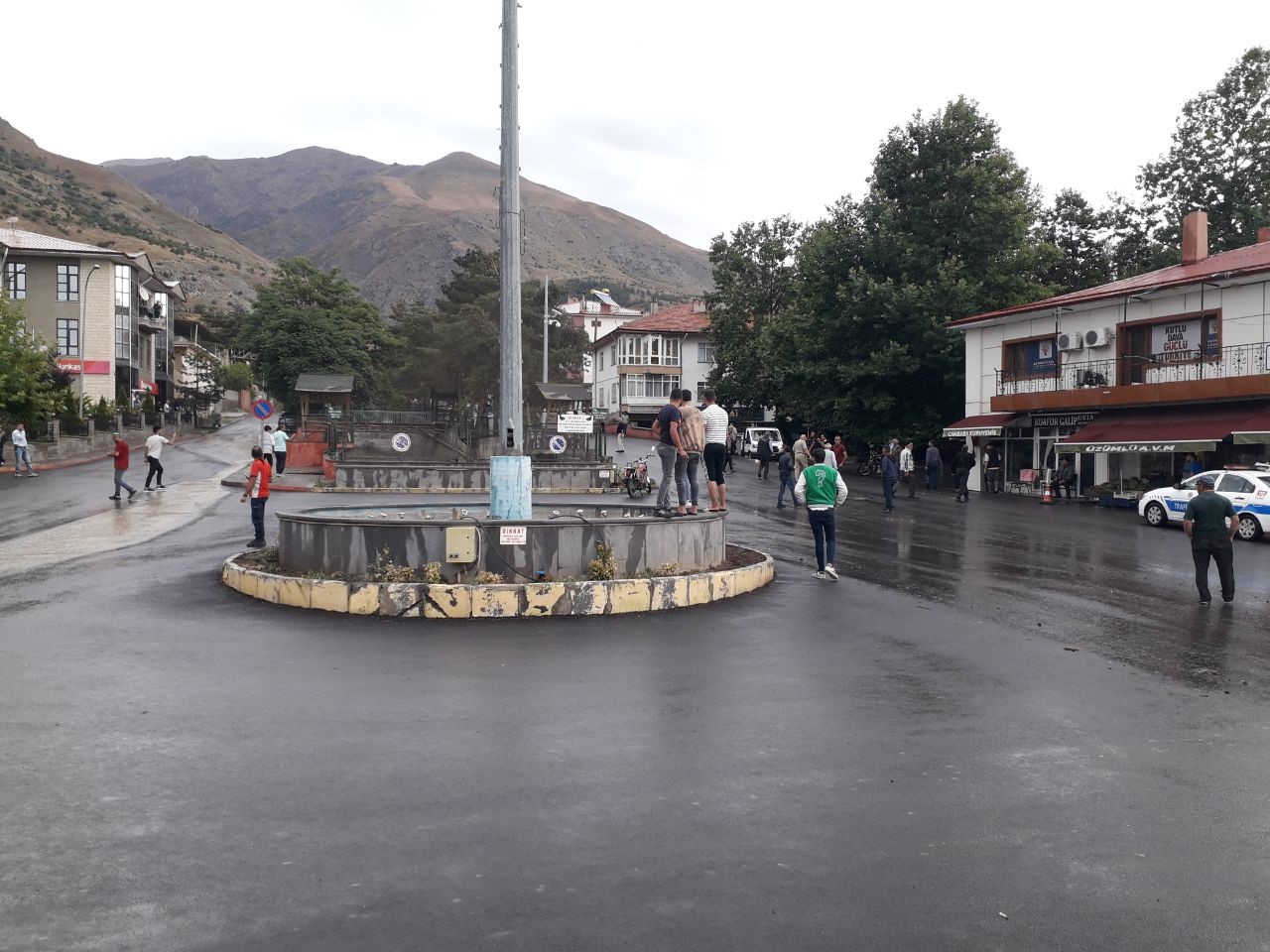 Erzincan&rsquo;da sağanak yağış derelerden sel getirdi
