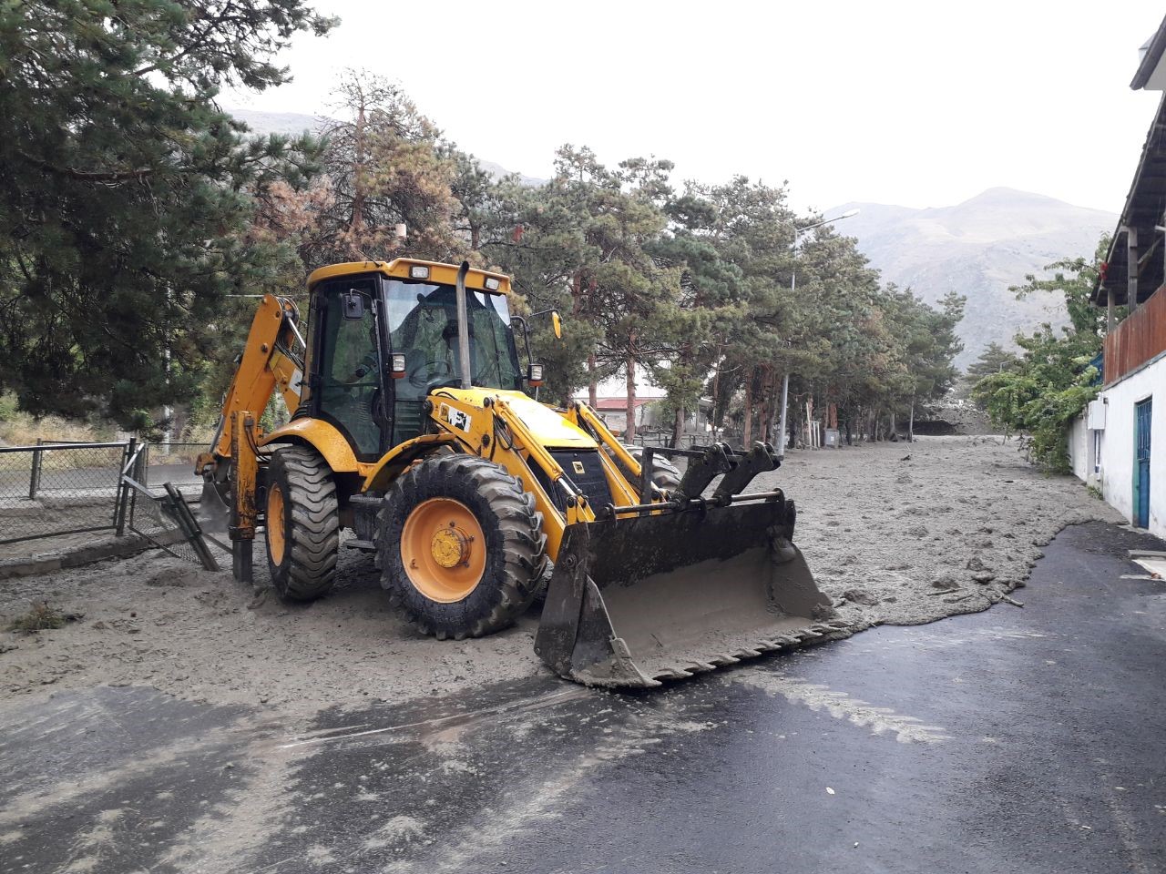 &Uuml;z&uuml;ml&uuml;&rsquo;de sel zarara yol a&ccedil;tı
