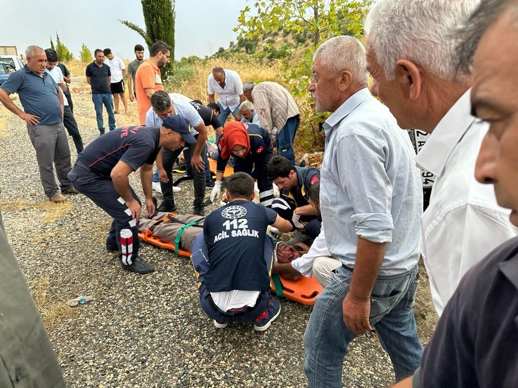 Hafif ticari ara&ccedil; ile otomobil &ccedil;arpıştı: 4 yaralı
