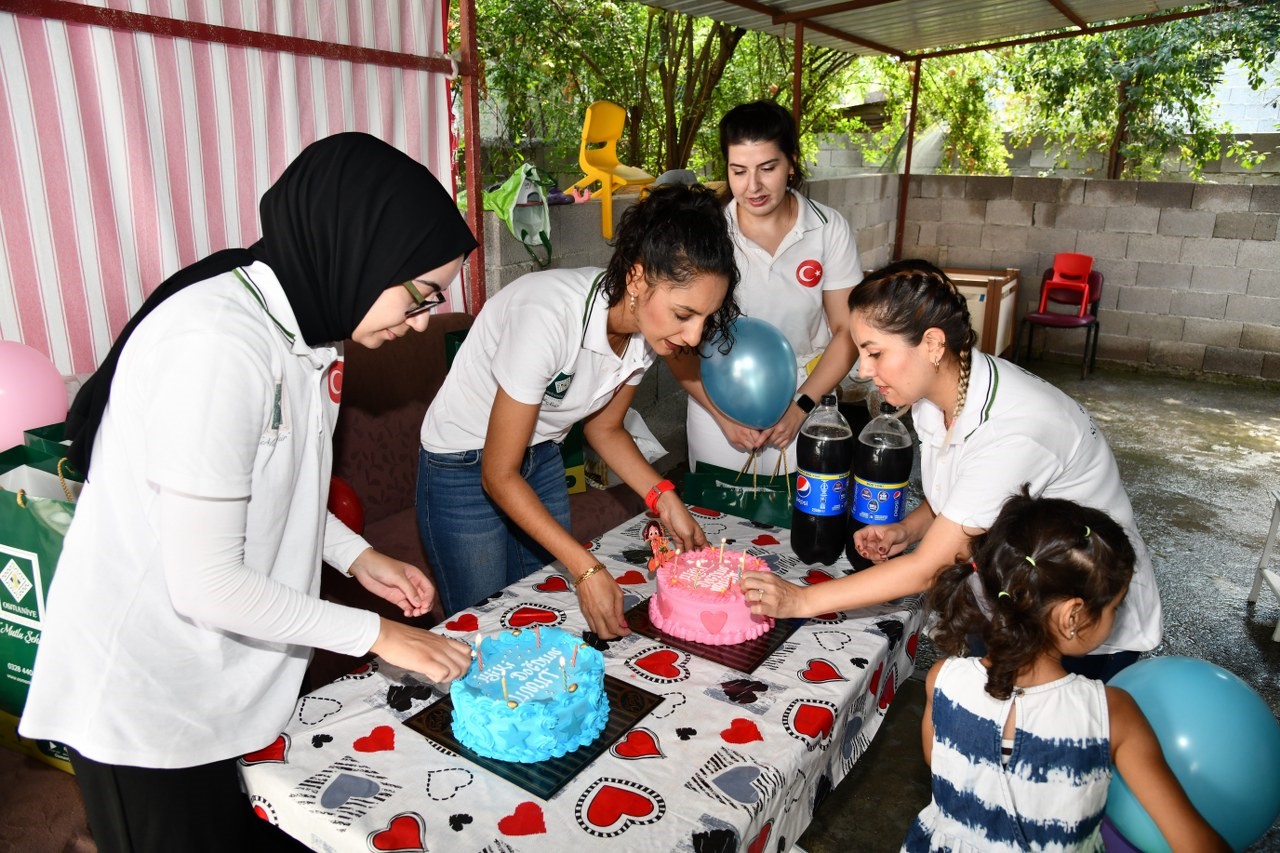 Osmaniye Belediyesi’nden Nahide ve Umut kardeşlere, doğum günü sürprizi
