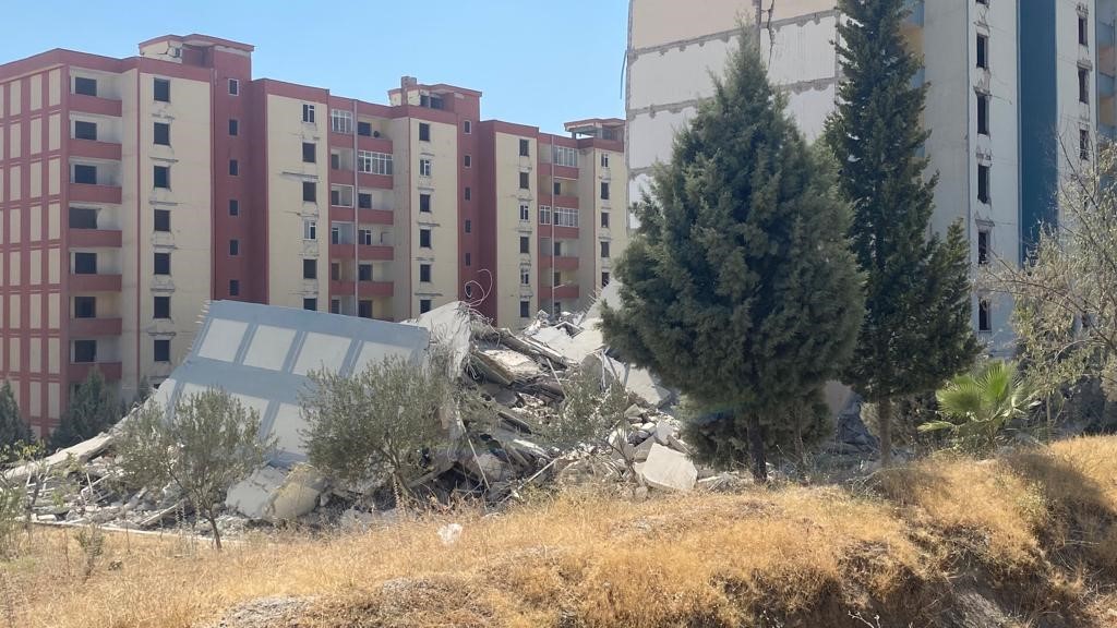 Depremde ağır hasar alan binaların dinamitle yıkımına başlandı