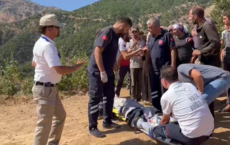 Ambulans helikopter mezradaki hastanın imdadına yetişti

