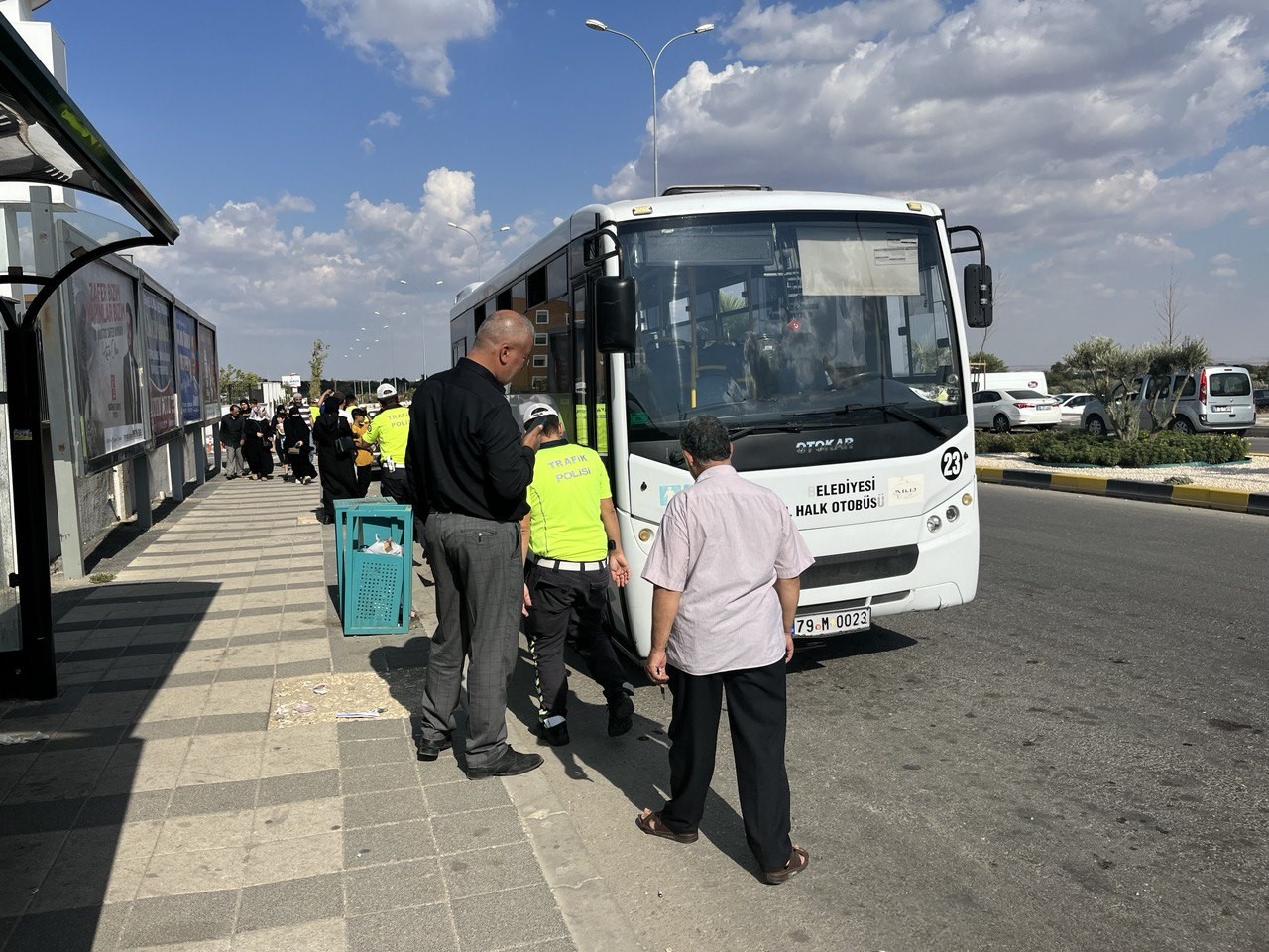 Motosiklet ile halk otobüsü çarpıştı: 2 yaralı