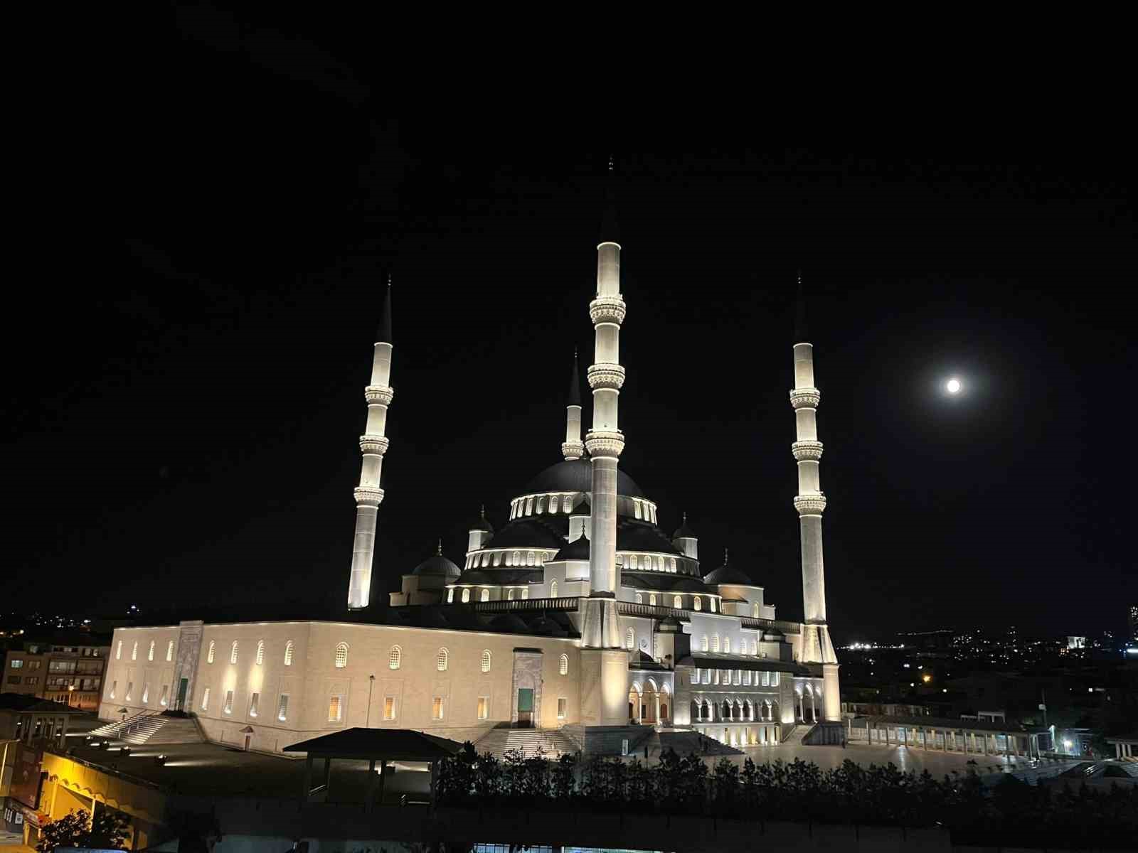 Ankara’da “Süper Ay” geceyi aydınlattı
