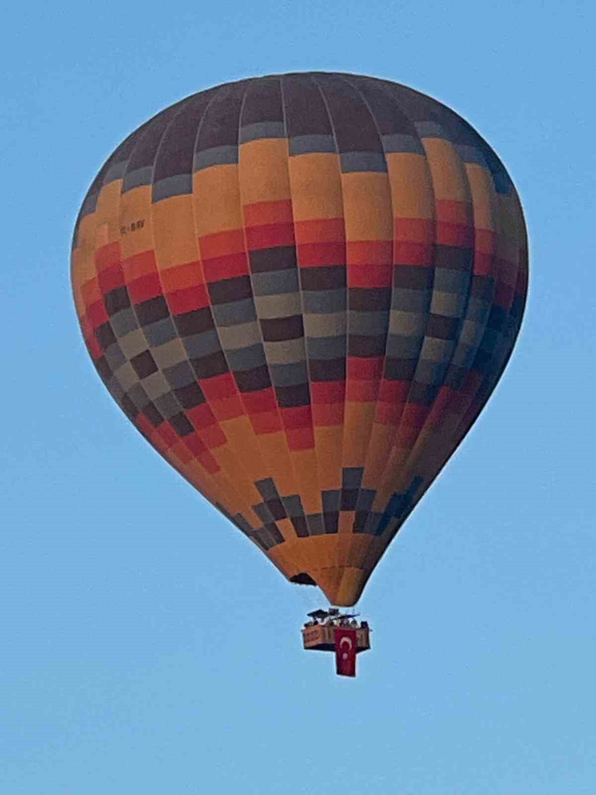 Kapadokya’da sıcak hava balonları 30 Ağustos Zafer Bayramı için uçtu