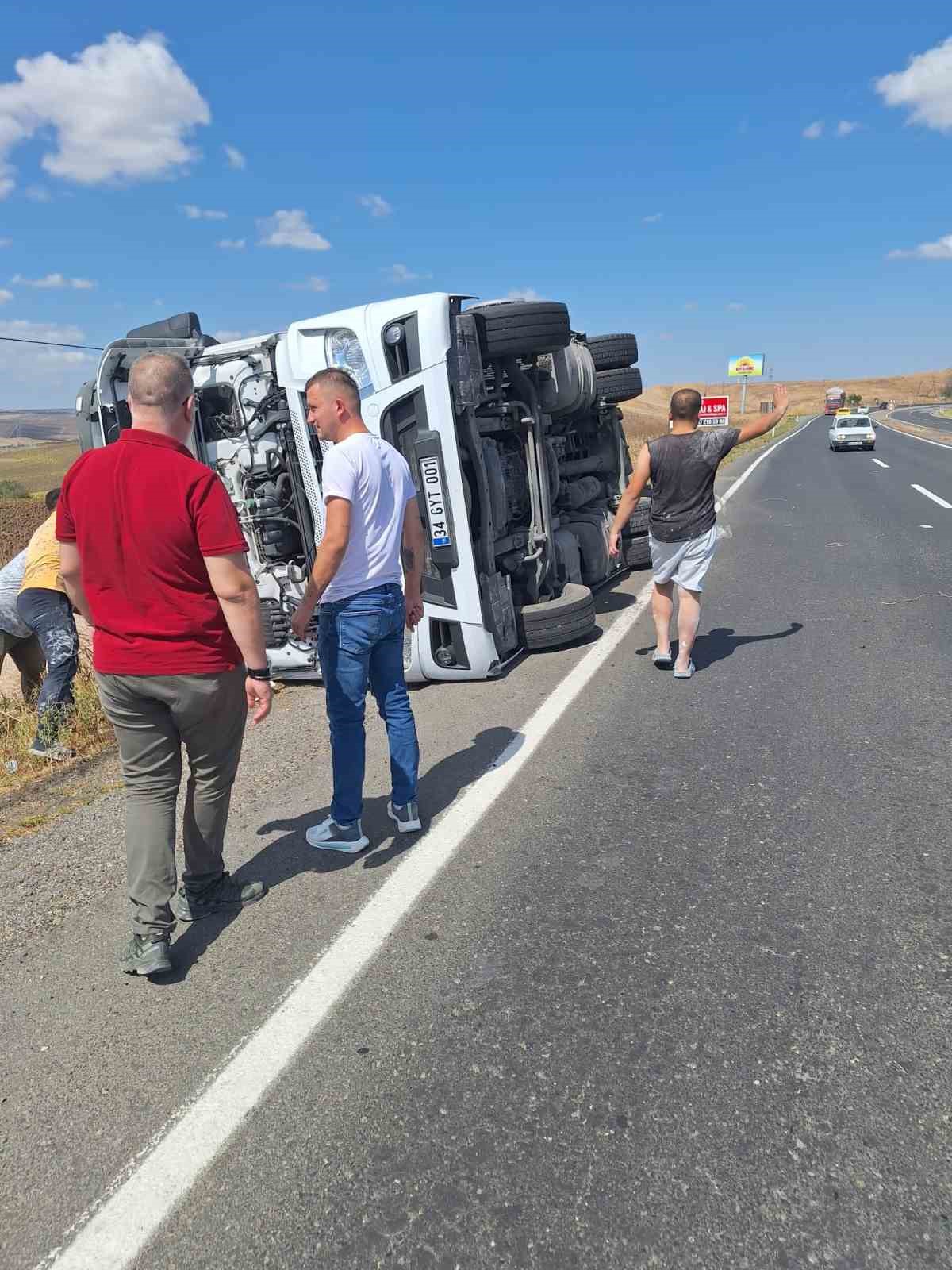 Kontrolden çıkan tır devrildi