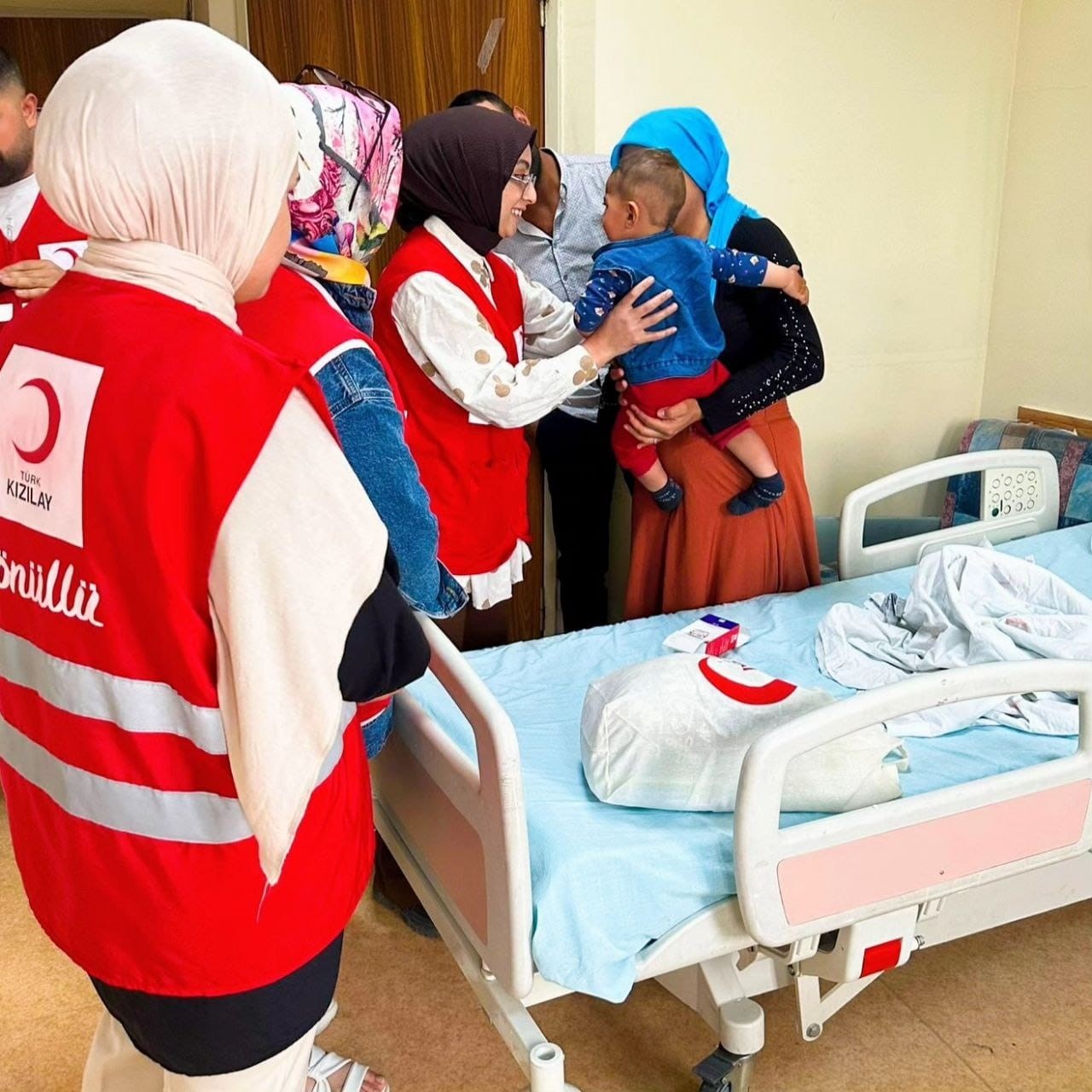 Kızılay g&ouml;n&uuml;ll&uuml;leri Diyadin&rsquo;de hastaları sevindirdi
