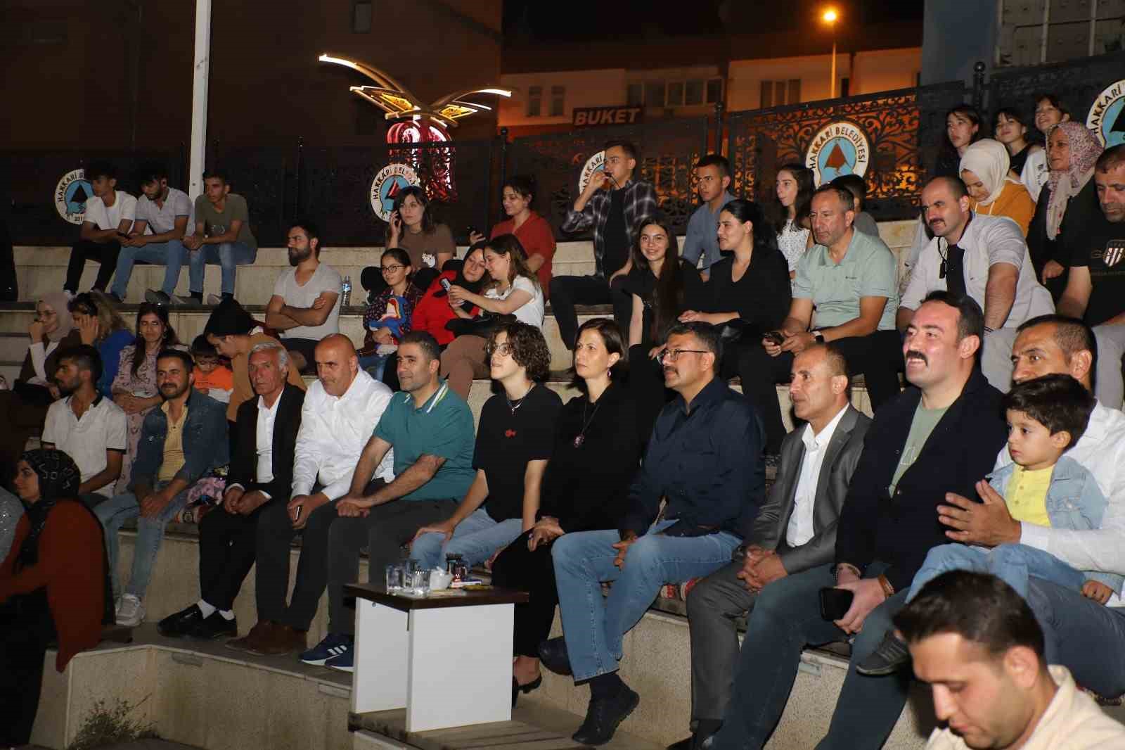 Hakkari Valisi Ali &Ccedil;elik&rsquo;e sevgi seli
