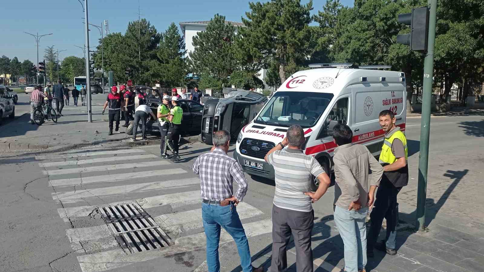 Kaza sonrası hafif ticari araç yan yattı: 2 yaralı