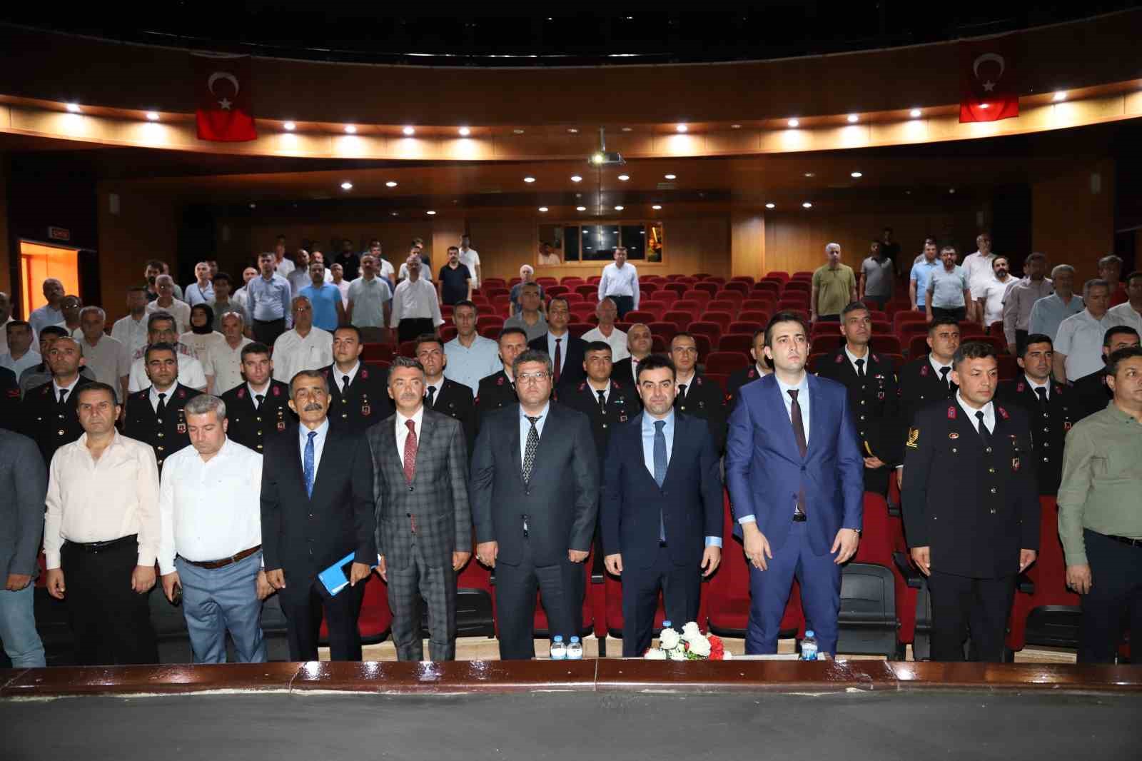 Deprem B&ouml;lgesinde 30 Ağustos Zafer Bayramı kutlandı
