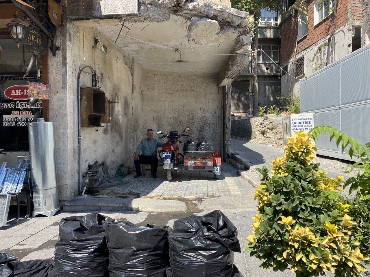 Depremde duvarları yıkılan iş yerinde kömür satmaya devam ediyor