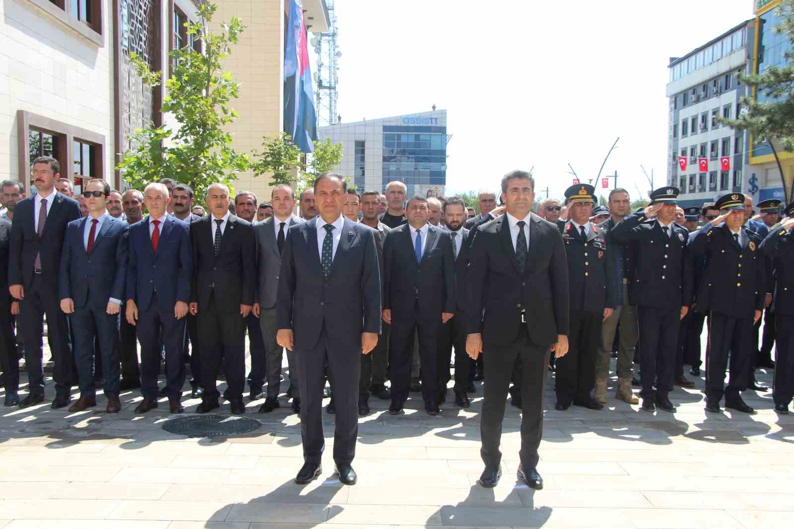 Bing&ouml;l&rsquo;de 30 Ağustos Zafer Bayramı nedeniyle &ccedil;elenk sunma t&ouml;reni yapıldı
