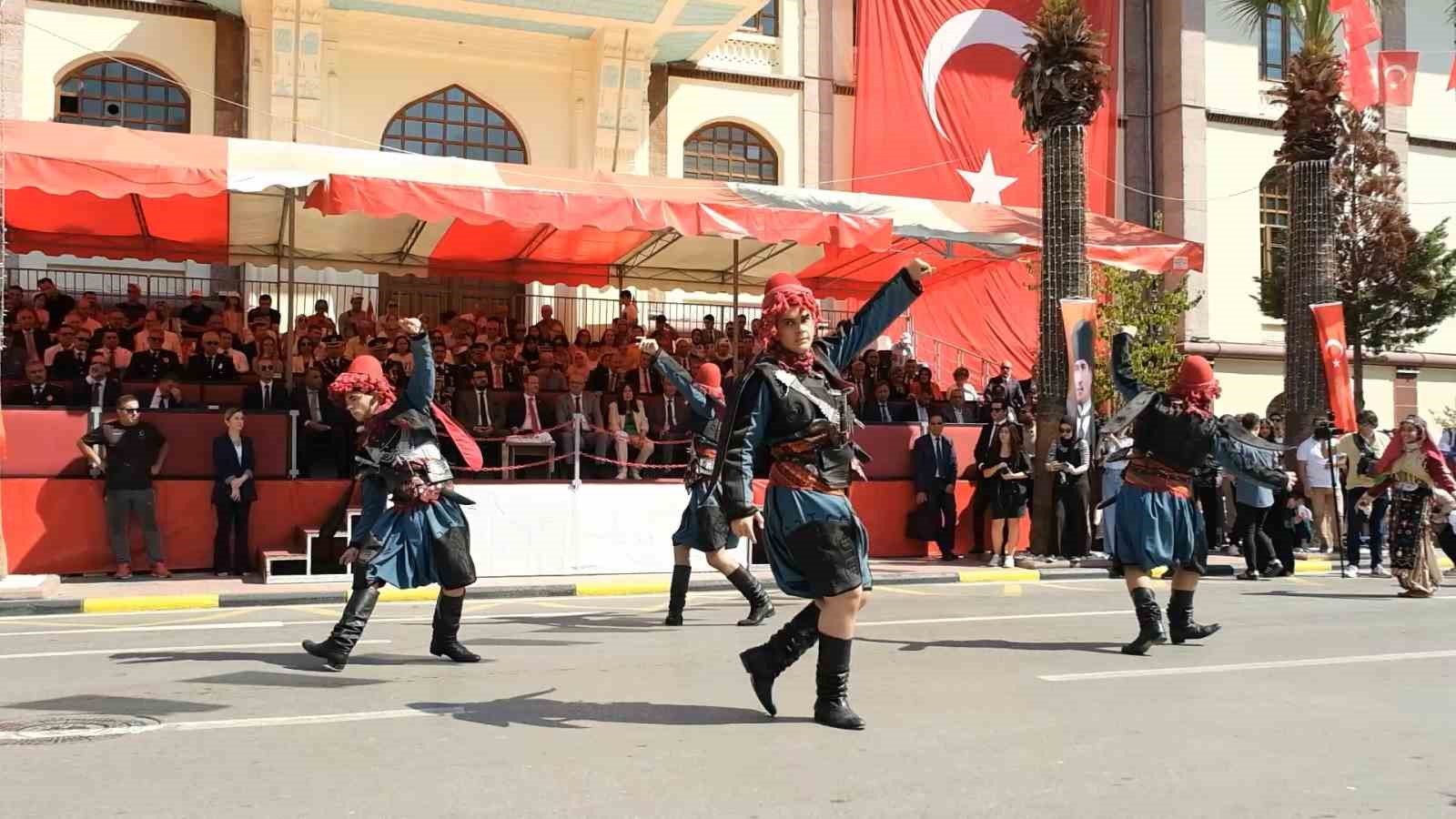 Komandoların tüfekli gösterileri izleyenleri mest etti