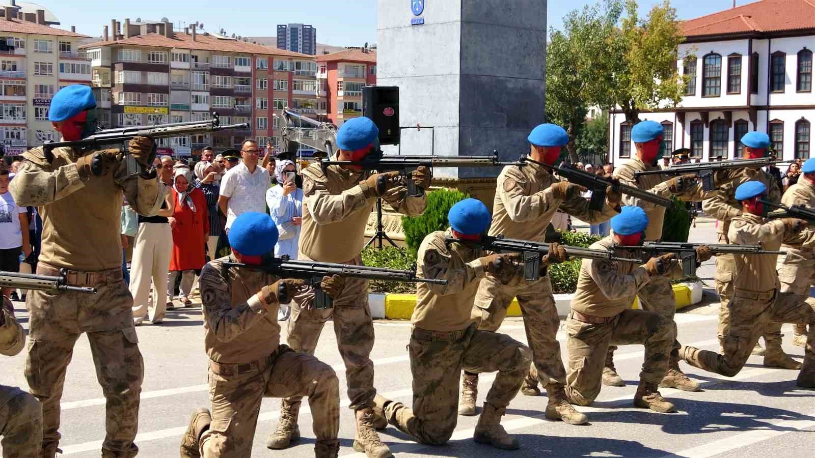 Komandoların gösterisi izleyenleri mest etti