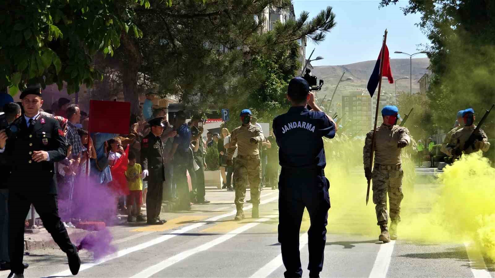 Komandoların gösterisi izleyenleri mest etti
