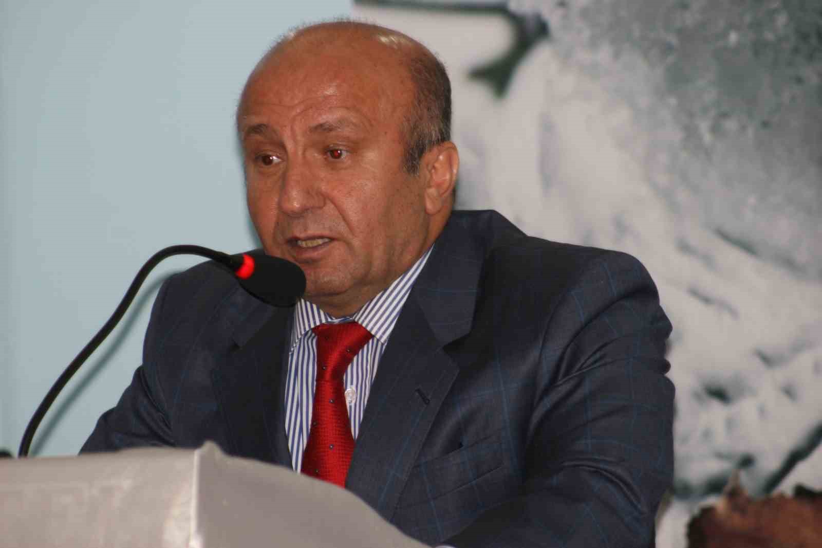 Eski bakan havuzda hayatını kaybetti
