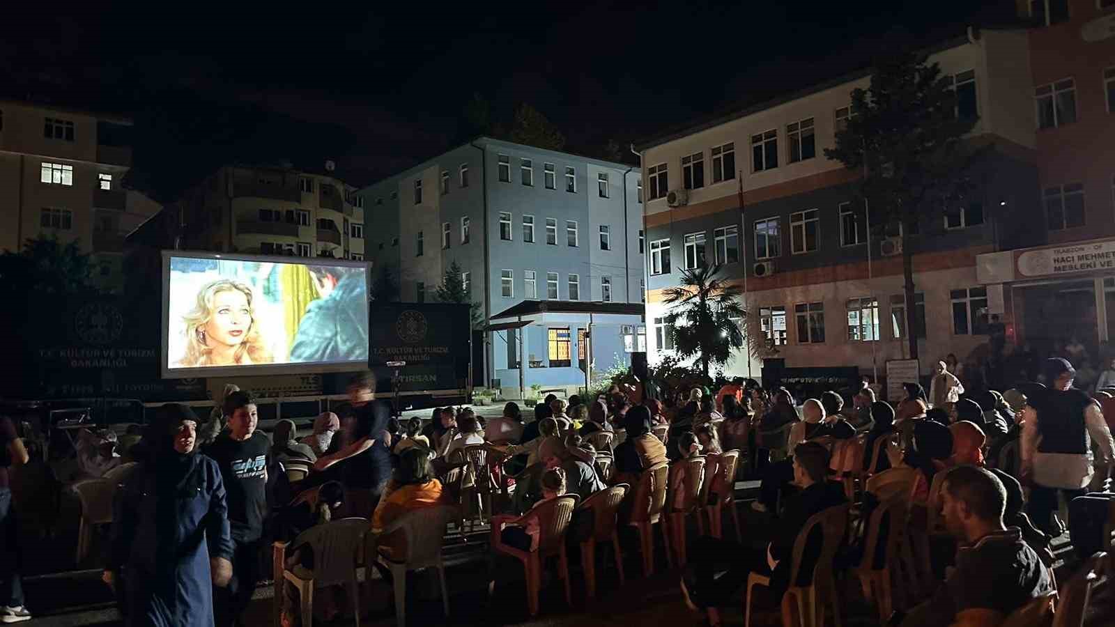 Of&rsquo;ta gezen sinema tırı ile a&ccedil;ık havada sinema keyfi

