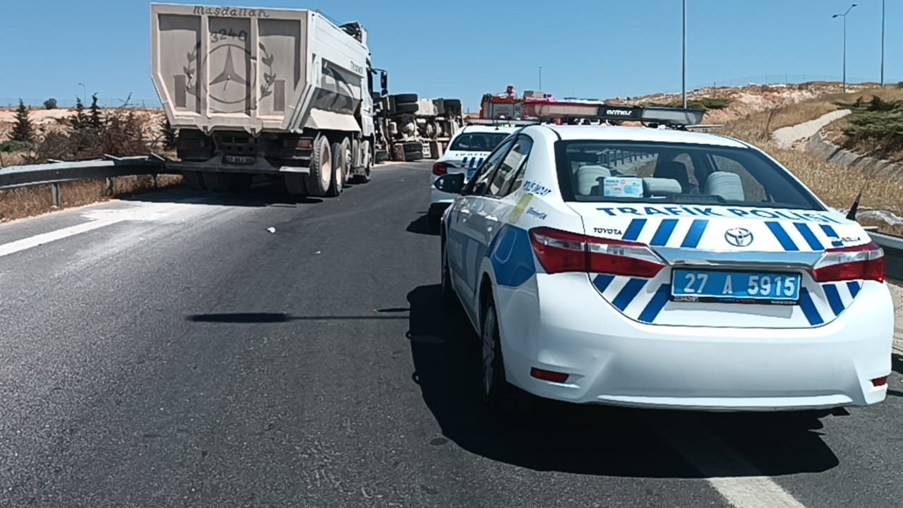 Devrilen kamyonun sürücüsü öldü, yakınlarının feryadı yürek dağladı
