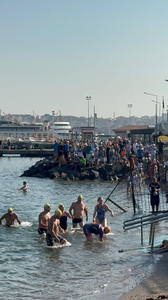 Başkan Yardımcısı Hasanoğlu kızıyla Boğazı y&uuml;zerek ge&ccedil;ti
