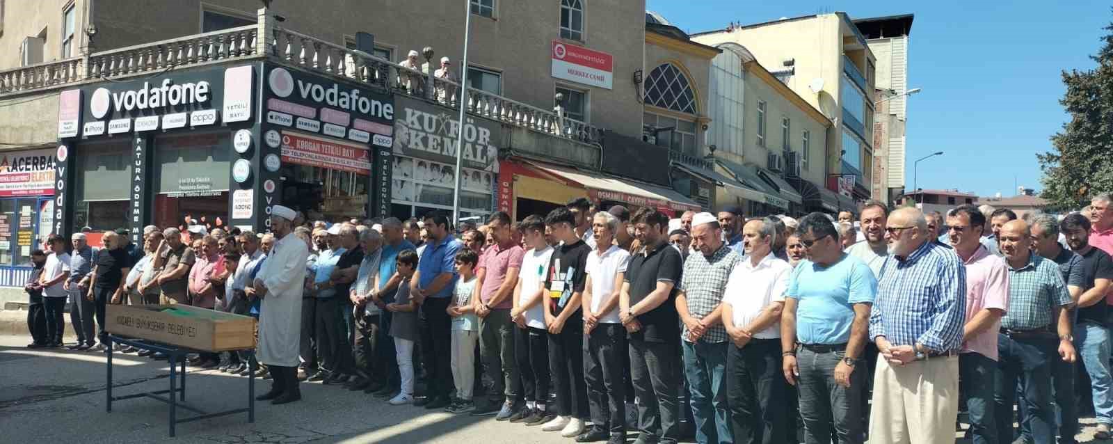 Eski eşi tarafından keser sapı ile &ouml;ld&uuml;r&uuml;len kadın son yolculuğuna uğurlandı

